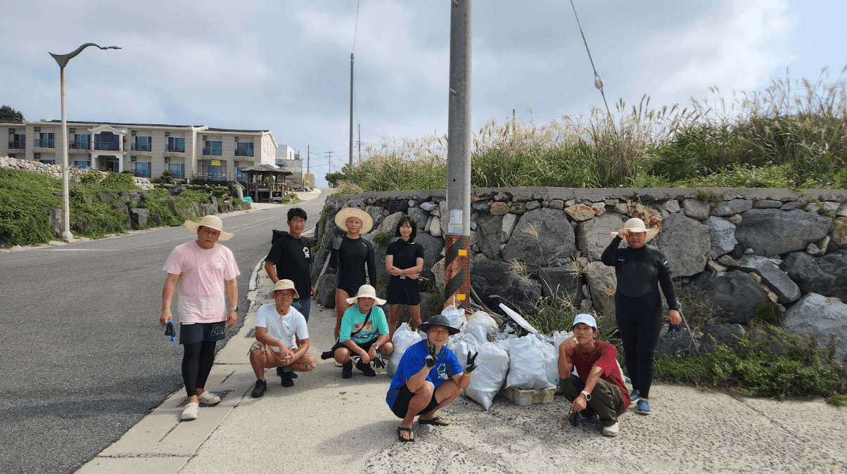 제주 추자도의 아름다운 앞바다, 중국에서 밀려드는 플라스틱 쓰레기로 해안이 더럽혀지고 있어요 1